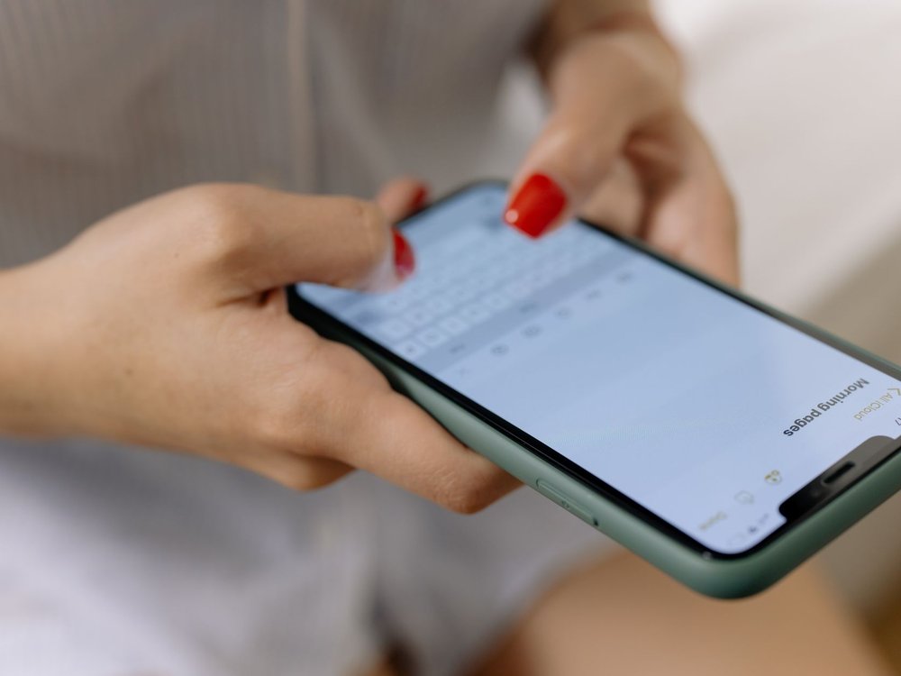 korean nail salon owner smartphone website