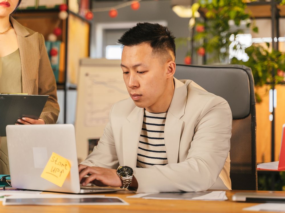 AI 검색 콘텐츠 신뢰도 korean entrepreneur analytics laptop