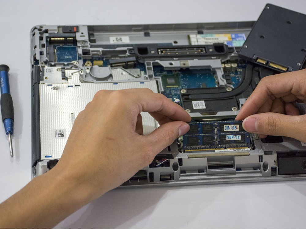 AI 검색 홈페이지 유지관리 korean entrepreneur laptop maintenance